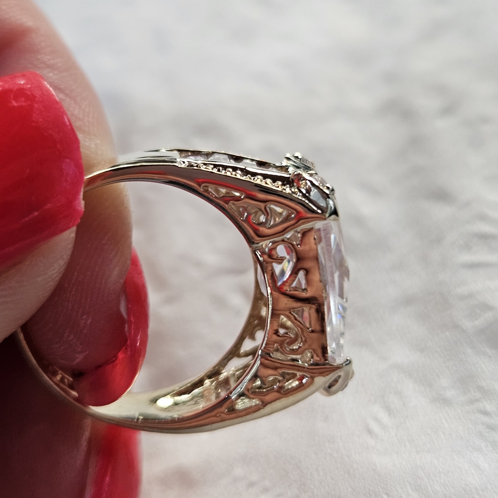 Elegant Silver Women's Ring with Clear Gemstone - Picture 7 of 14
